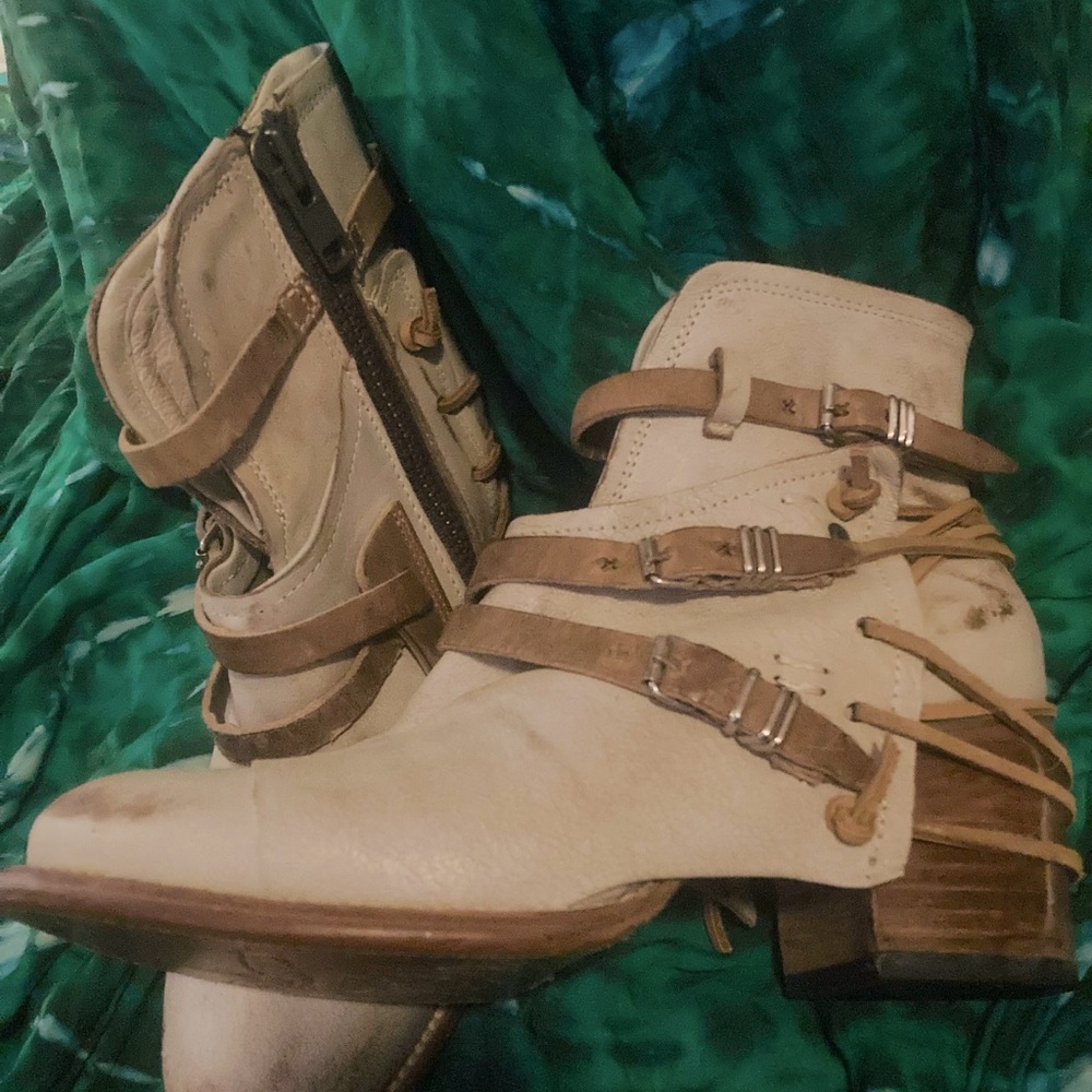 Excellent condition Freebird by Steven CRUE boots!!!